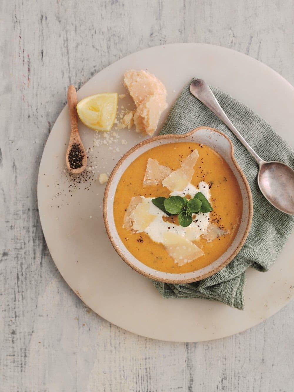 Zuppa di pane e aglio con Parmigiano Reggiano e crescione