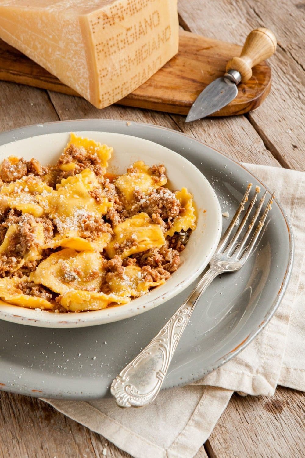 Ravioli ai funghi porcini con sugo di pasta di salame e funghi porcini