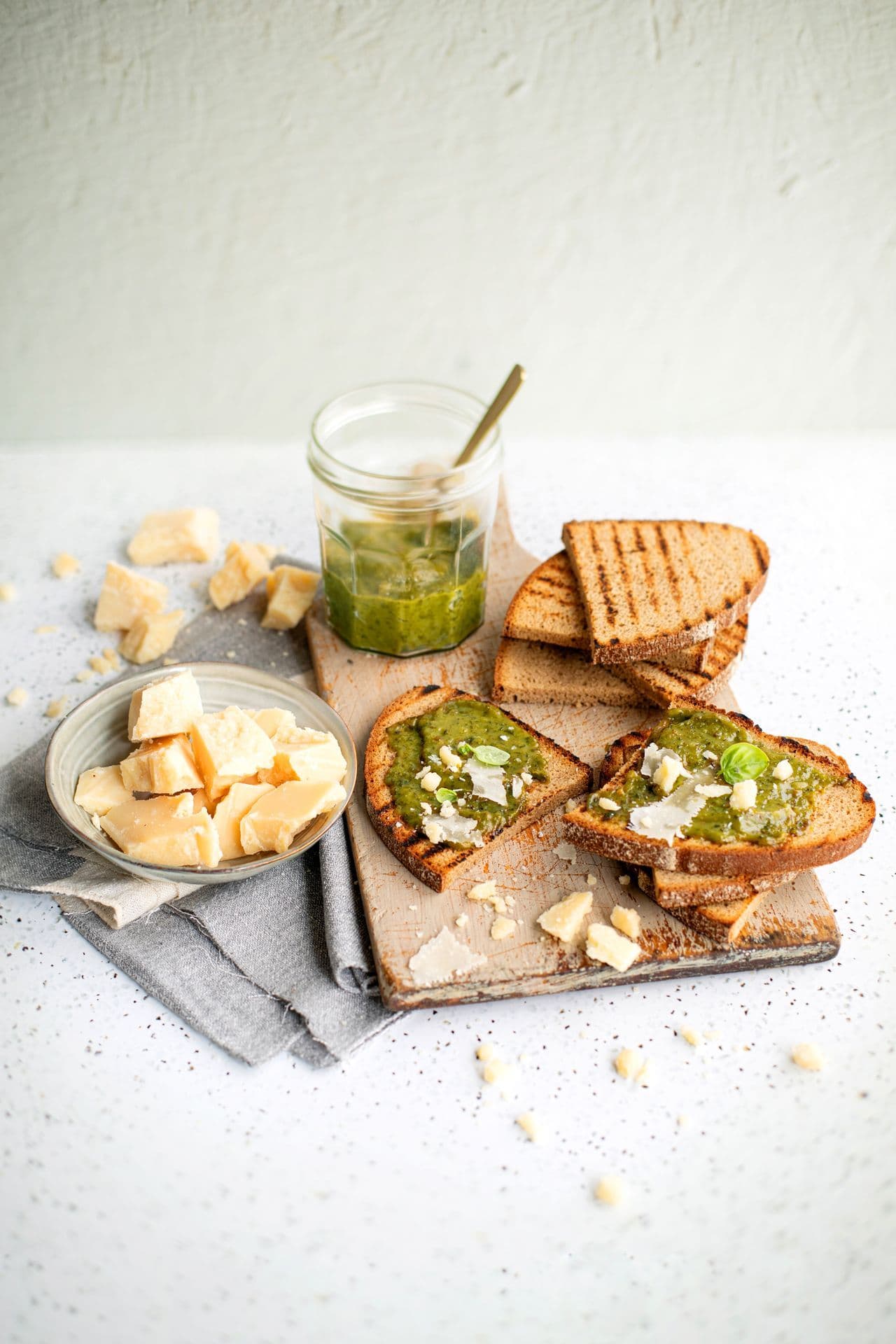 Bruschetta al pesto di basilico