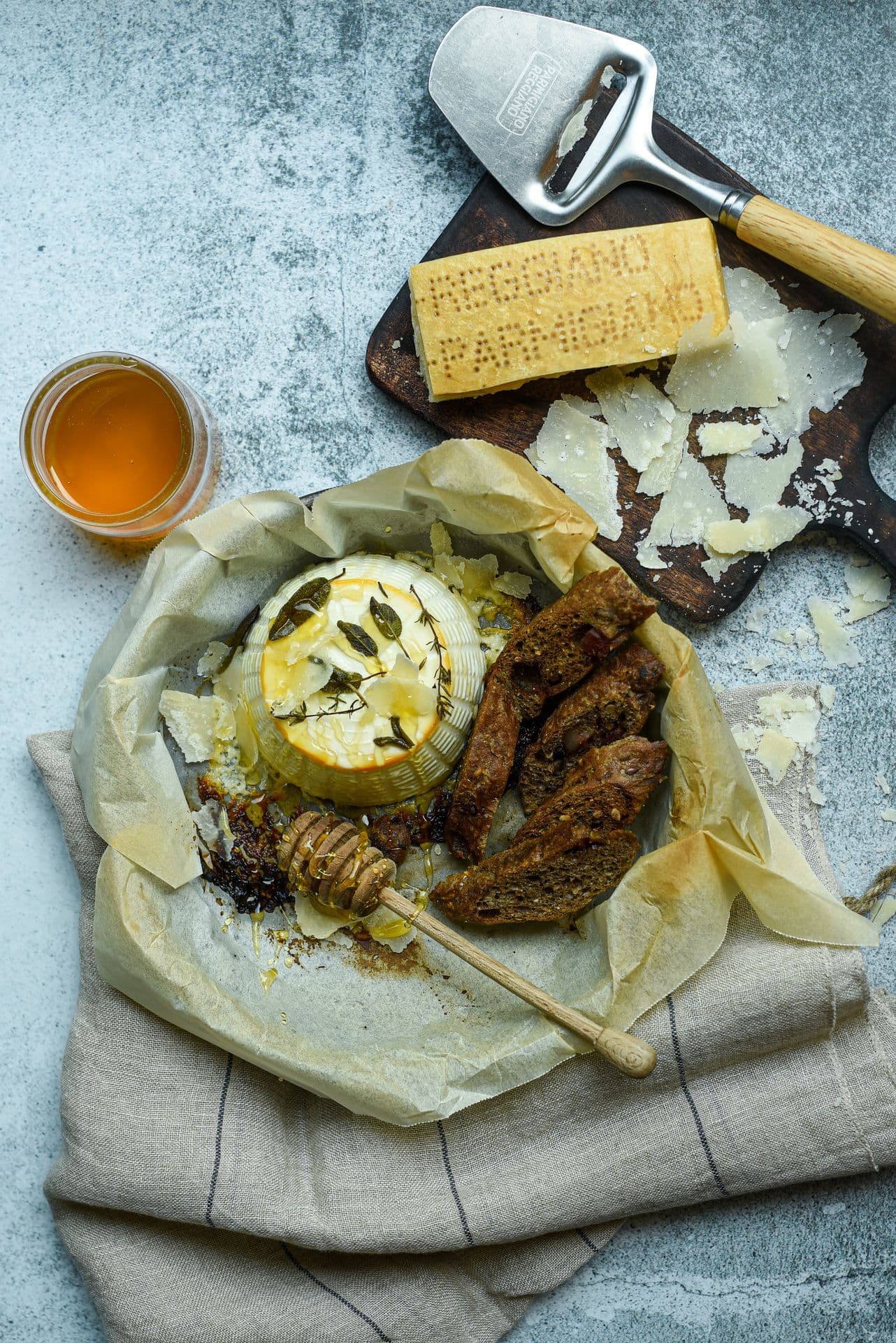 Ricotta al forno con erbe aromatiche e miele