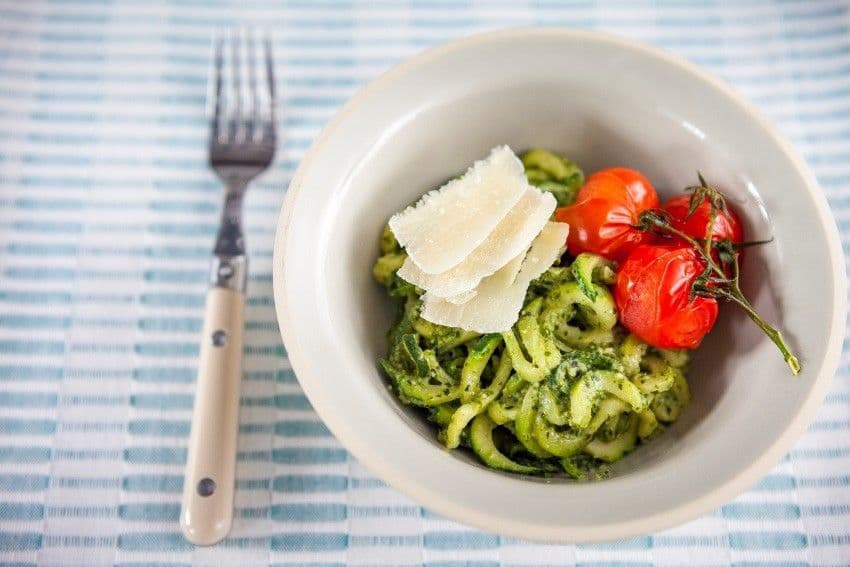 Spaghetti finti di zucchine con pesto, creme Fraiche, Parmigiano Reggiano e pomodori arrosto